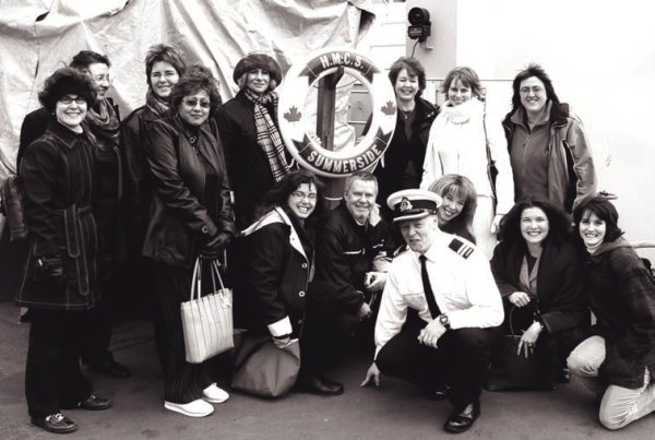 Des employés du Comité visitant le HMCS Summerside à Halifax, le 23 mars 2005.