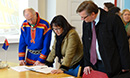 Le 14 mai 2013 - La ministre Aglukkaq signe le livre d’or du Parlement sami de Suède
