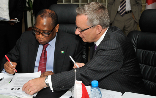 Le ministre Fast et le ministre du Commerce et de l’Investissement du Nigéria, M. Olusegun Aganga.