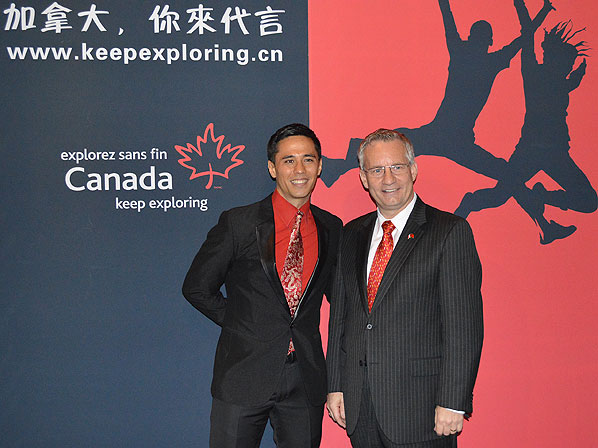 Le ministre avec la vedette sino-canadienne de la télévision chinoise connue sous le nom de Mai Xiao Long (Chelsey Mark)