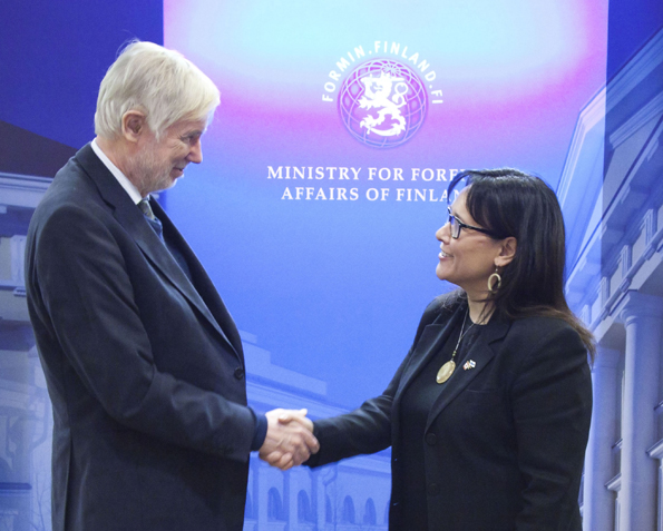 La ministre Aglukkaq rencontre le ministre finlandais des Affaires étrangères