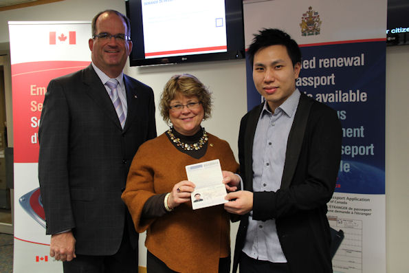 La ministre Ablonczy et le consul général du Canada à Hong Kong, J. Ian Burchett, présentent à Law Kok Yu son passeport canadien renouvelé