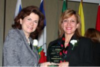 image - Canadian Food Inspection Agency President Carole Swan presenting an award