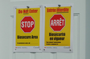 Une affiche indique : Entrée interdite - Biosécurité en vigueur
