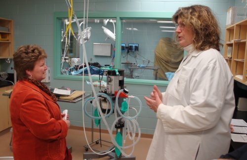 Gail Shea (à gauche), la ministre des Pêches et des Océans, discutant avec la Dre Margaret Coffey, directrice de l’Hôpital d’enseignement en médecine vétérinaire du Collège vétérinaire de l'Atlantique de l'Université
