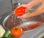 lavage d'un poivron rouge à la main
