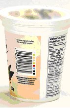 Le contenant de yogourt a les points de couleur qui sont imprimés sur la bordure de l'emballage. L'étiquette est en noir.