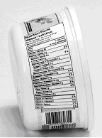 Un contenant de la margarine avec un tableau de la valeur nutritive avec une réduction de la largeur