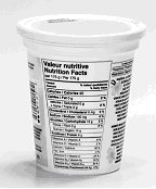 Un contenant de yogurt avec un tableau de la valeur nutritive avec une réduction de la largeur