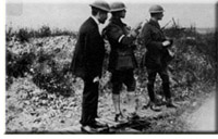 Monsieur George Perley rend visite aux troupes canadiennes à l'avant.