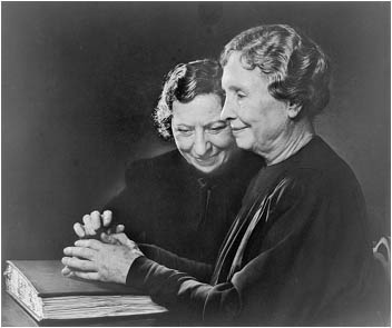 Helen Keller (à droite), écrivaine et éducatrice, et son amie Polly Thompson