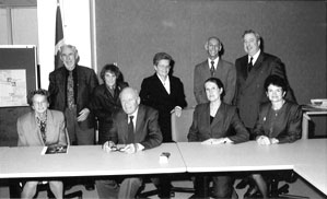 Piero Corti, Ian E. Wilson, Andrée Lavoie (en avant à droite) ainsi que des membres de la Fondation et de la famille de Lucille Teasdale.